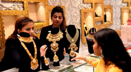 Giá vàng giao ngay lần đầu tiên phá mốc 4.400 USD mỗi ounce