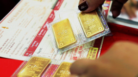Giá vàng SJC "lao dốc", giá USD vượt mốc 25.700 đồng