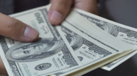 Đồng USD lao dốc khi Mỹ trì hoãn áp thuế, đồng euro tăng giá