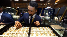 Giá vàng giảm khi lo ngại về thuế quan dịu bớt