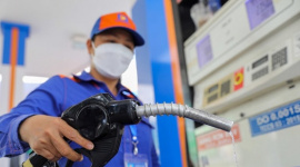 Giá xăng dầu tiếp tục tăng, RON 95 tiến sát mốc 22.000 đồng/lít