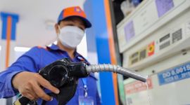Giá xăng dầu tiếp tục tăng, RON 95 tiến sát mốc 22.000 đồng/lít