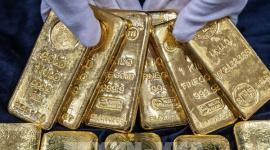 Giá vàng bật tăng khi đồng USD giảm, Fed đối mặt với biến động nhân sự