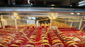 Giá vàng, bạc tiệm cận mức cao kỷ lục nhờ nhu cầu trú ẩn an toàn