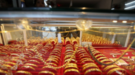 Giá vàng lập đỉnh tuần nhờ lãi suất và căng thẳng địa chính trị