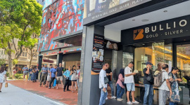 Singapore: Hàng trăm khách xếp hàng chờ mua bạc, BullionStar hẹn trả hàng sau 3 tháng