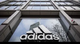 Adidas kiện White Fox tại Australia vì thiết kế quần áo bốn sọc
