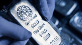 Thế lực nắm hơn 15.000 tấn bạc liên tục bán ra ở thời điểm nhạy cảm