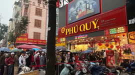 Nhộn nhịp người đi mua vàng bạc ngày vía Thần Tài