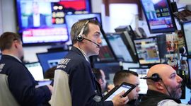 Dow Jones áp sát mức đỉnh lịch sử, cổ phiếu công nghệ tiếp tục bị bán tháo