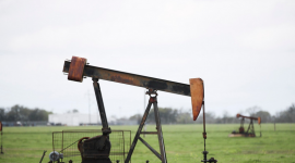 Giá dầu lao dốc sau tuyên bố của Tổng thống Trump về thời hạn xung đột