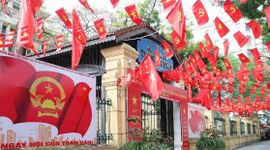 Thủ đô Hà Nội rực sắc cờ, khẩn trương hoàn thiện những khâu chuẩn bị cuối cùng, sẵn sàng chào đón Ngày hội bầu cử