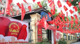 Thủ đô Hà Nội rực sắc cờ, khẩn trương hoàn thiện những khâu chuẩn bị cuối cùng, sẵn sàng chào đón Ngày hội bầu cử