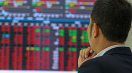 Lãnh đạo doanh nghiệp và người nhà đổ hàng nghìn tỷ mua cổ phiếu, chuyện gì đang diễn ra?