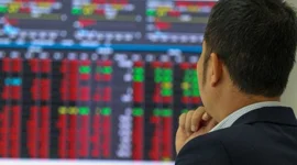 Lãnh đạo doanh nghiệp và người nhà đổ hàng nghìn tỷ mua cổ phiếu, chuyện gì đang diễn ra?