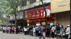 Giá vàng tiếp tục hạ, người mua xếp hàng dài