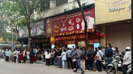 Giá vàng tiếp tục hạ, người mua xếp hàng dài