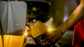 Giá dầu Brent vượt gần 105 USD/thùng trước biến động toàn cầu