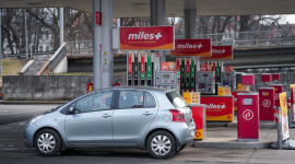 Giá dầu thô giảm nhẹ trước gia hạn trừng phạt Iran và căng thẳng Trung Đông