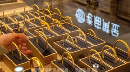 Giá vàng đảo chiều tăng trở lại khi xung đột Trung Đông thúc đẩy nhu cầu trú ẩn