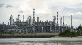 Giá dầu phục hồi do lo ngại nguồn cung và ách tắc tại Hormuz