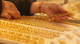 Giá vàng thế giới giảm mạnh xuống mức thấp nhất trong gần một tuần