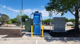 Tăng trưởng 50% với hơn 200 trạm sạc trong 2 tháng, Walmart đang “đánh úp” Tesla