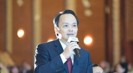 Ca sỹ Tùng Dương hát “Tái sinh” tặng ông Trịnh Văn Quyết