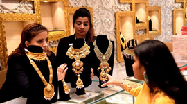 Các cặp đôi Ấn Độ “đổ xô” mua vàng Dubai trước mùa cưới