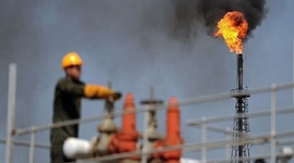 Giá dầu giảm khi Mỹ cam kết hỗ trợ tàu ở eo biển Hormuz
