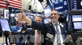 Phố Wall đi lên, S&P 500 và Nasdaq đóng cửa ở mức cao kỷ lục