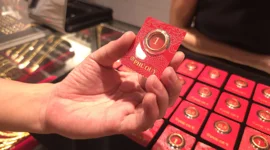 Giá vàng thế giới tăng mạnh, trong nước vẫn "đứng yên"