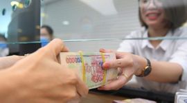 Bất chấp lãi suất hạ nhiệt, tiền gửi dân cư vẫn chảy mạnh vào ngân hàng