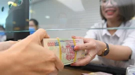 Bất chấp lãi suất hạ nhiệt, tiền gửi dân cư vẫn chảy mạnh vào ngân hàng