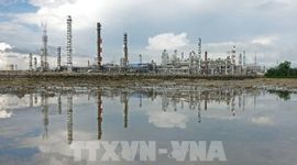 Giá dầu giảm hơn 1% sau khi OPEC+ nhất trí tăng sản lượng