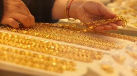 Giá vàng giảm nhẹ sau khi chạm mức cao nhất trong hơn 2 tháng
