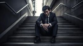 Môi giới BĐS ngậm ngùi cất bộ vest phẳng phiu chạy xe công nghệ, sàn giao dịch được cải tạo vội thành quán cà phê gồng gánh chi phí mặt bằng