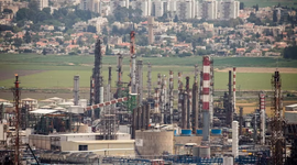 Giá dầu tăng vọt do Iran xem xét cấm tàu Mỹ và Israel qua eo biển Hormuz