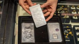 Giá bạc thế giới thủng mốc 61 USD/ounce, bạc trong nước nối dài đà giảm