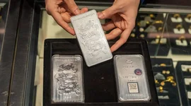Giá bạc thế giới thủng mốc 61 USD/ounce, bạc trong nước nối dài đà giảm
