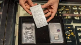 Giá bạc thế giới thủng mốc 61 USD/ounce, bạc trong nước nối dài đà giảm