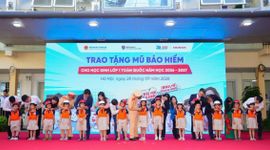 Honda Việt Nam trao tặng 1,8 triệu mũ bảo hiểm cho học sinh lớp Một