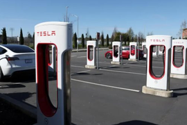 Tesla chính thức thực hiện điều "ngược đời" trong ngành xe điện: Chi hàng tỷ USD xây trạm sạc cho các đối thủ dùng chung