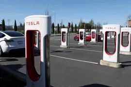 Tesla chính thức thực hiện điều "ngược đời" trong ngành xe điện: Chi hàng tỷ USD xây trạm sạc cho các đối thủ dùng chung