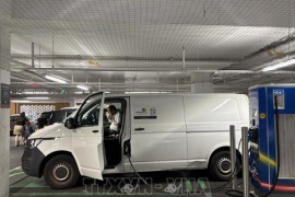 Các nhà sản xuất ô tô chỉ trích kế hoạch đánh thuế xe điện của Anh