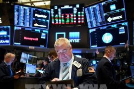 Phố Wall biến động trái chiều trước thềm quyết sách của Fed