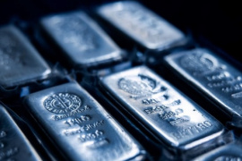 Bạc lập kỷ lục rồi rơi tự do, chuyên gia dự báo giá sẽ chạm mức 3 chữ số vào năm 2026