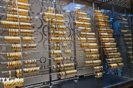 Giá vàng giảm nhẹ do áp lực từ đồng USD và chính sách của Fed