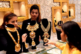 Giá vàng giao ngay lần đầu tiên phá mốc 4.400 USD mỗi ounce