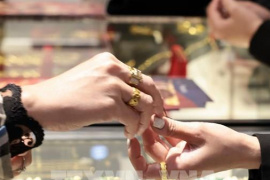 Hoạt động chốt lời kéo giá vàng thế giới giảm từ mức cao nhất trong sáu tuần